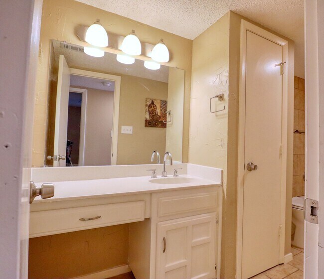 Building Photo - 413 Lakeway Dr