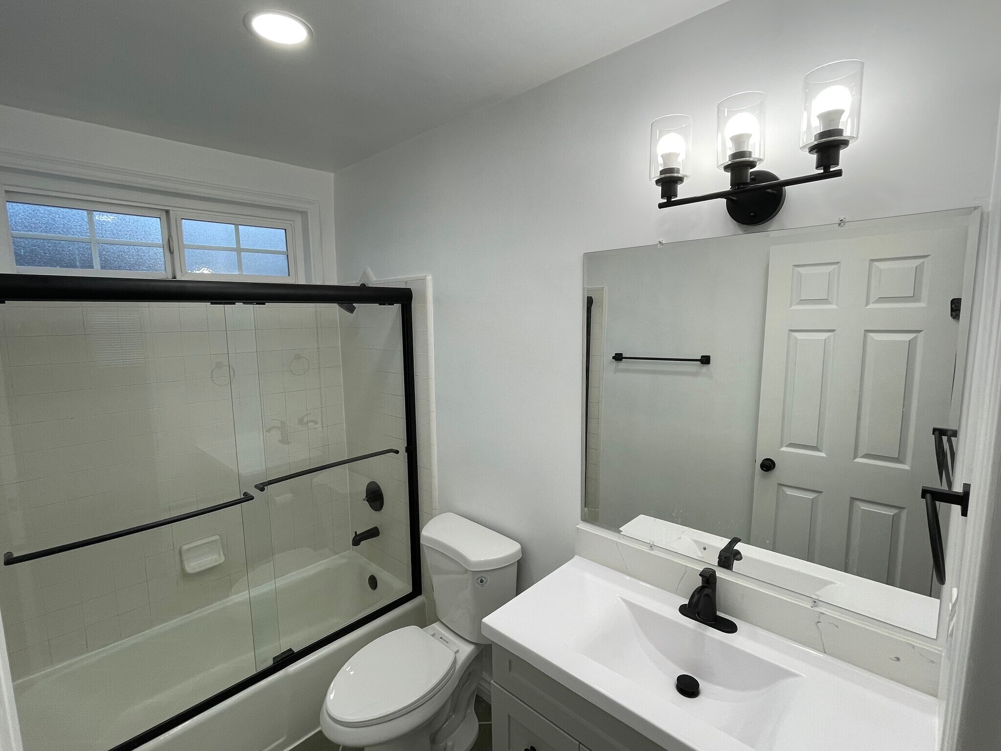 bath - 437 W 11th St