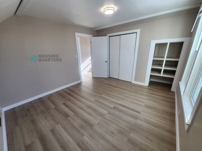 Building Photo - This 3-bed, 1-bath home features original woodwork, a covered front porch, a fenced yard, and an ...