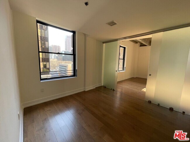 Building Photo - 727 W 7th St
