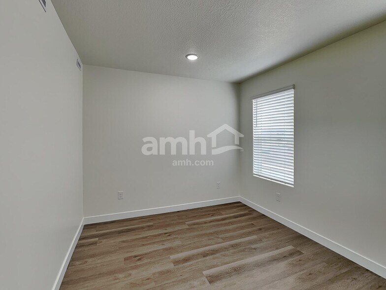 Building Photo - 1256 W Mahogany St