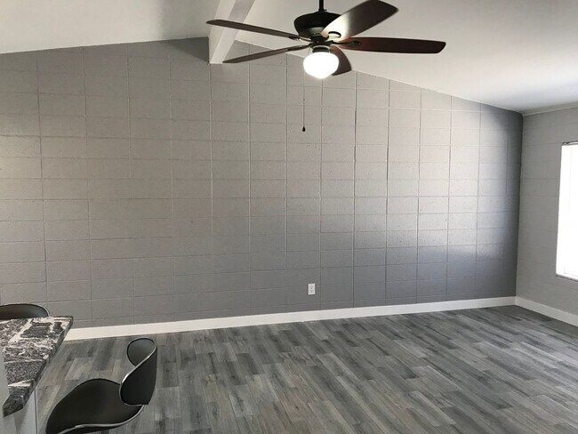 Building Photo - 3 bedroom updated Townhome