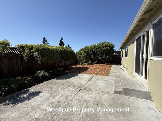 Building Photo - 864 Crinella Dr