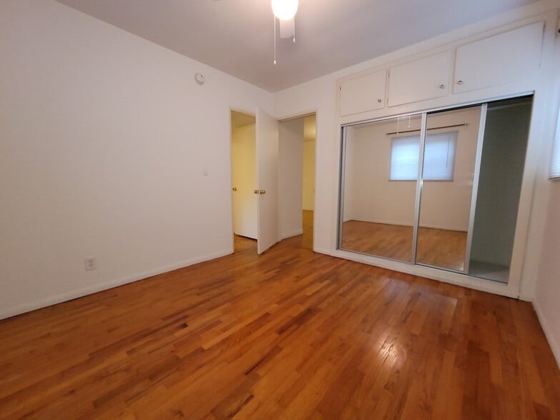 Building Photo - 2364 Walgrove Ave