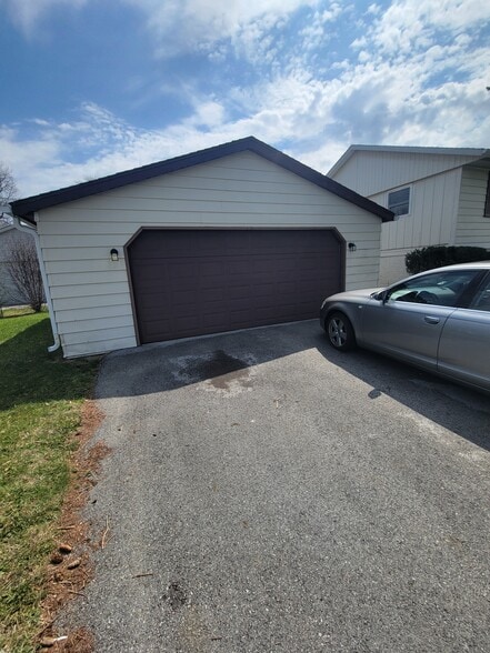 Building Photo - 22005 Balmoral Dr