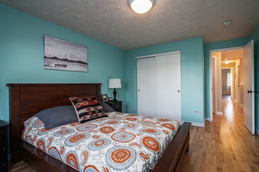 Building Photo - 6705 NE Mallory Ave