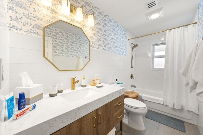 Building Photo - 1096 SW 27th Ave