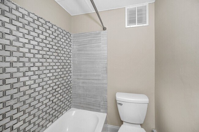 Building Photo - 50 1/2 Common St