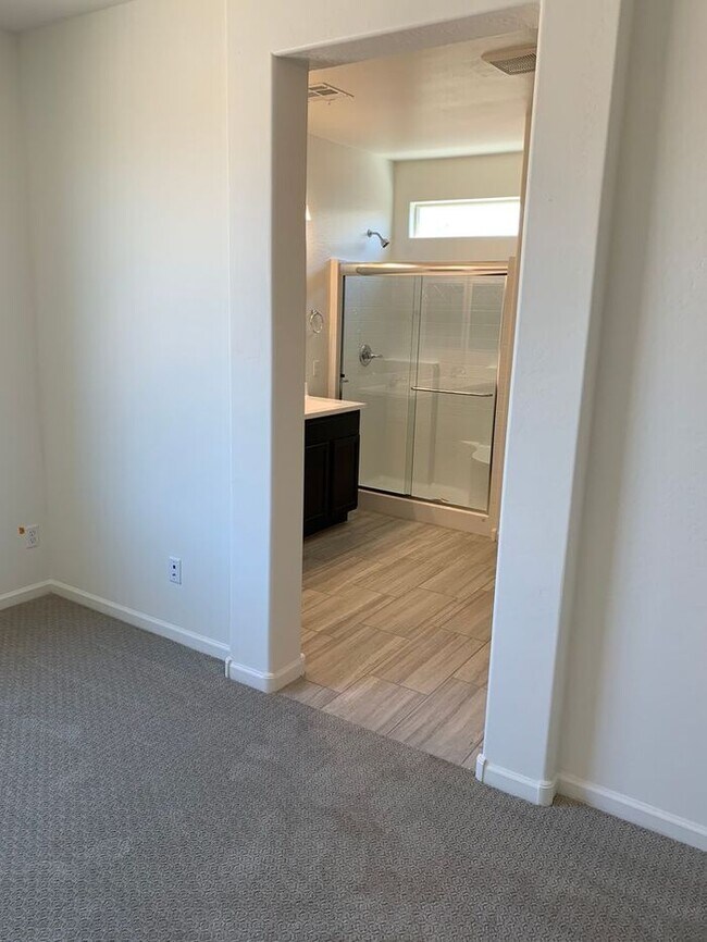 Building Photo - This stunning 4-bedroom, 2-bathroom home l...