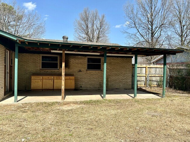 Building Photo - 3bd/1ba HOME in a Great Neighborhood with ...