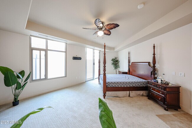 Building Photo - 2211 E Camelback Rd