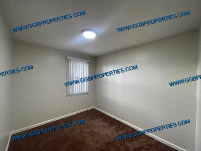 Building Photo - Rent Ready / / Charming 3 Bedoom Home with...