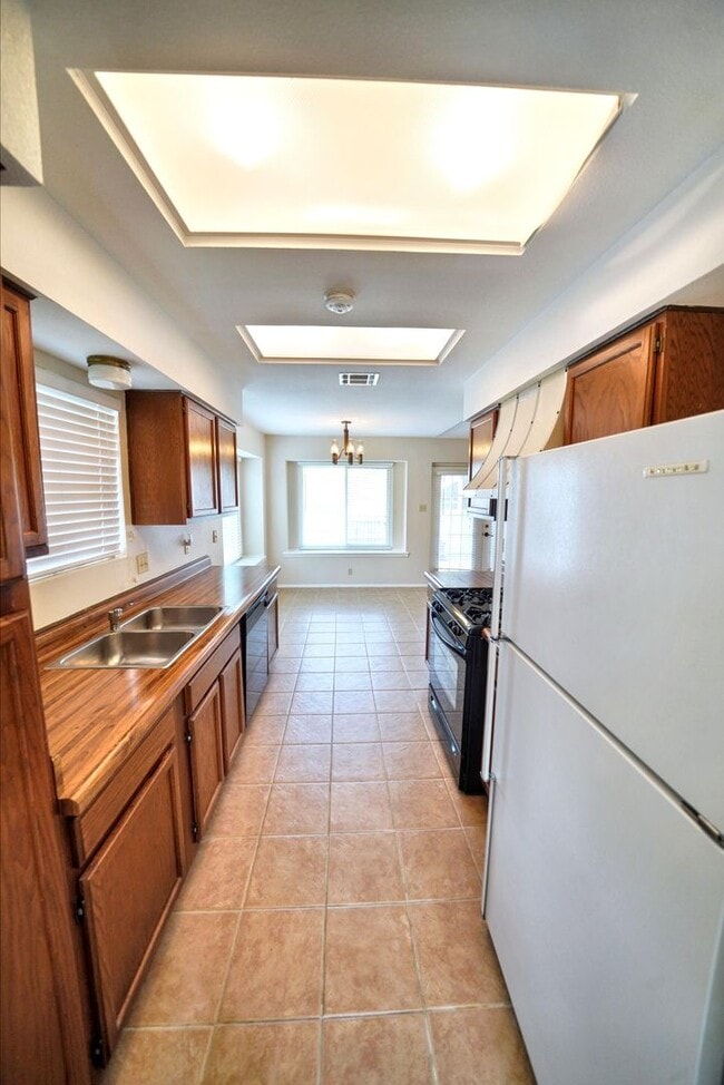 Building Photo - Charming 2-bed, 2-bath home in Universal C...