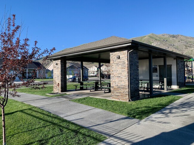 Building Photo - 371 1540 E