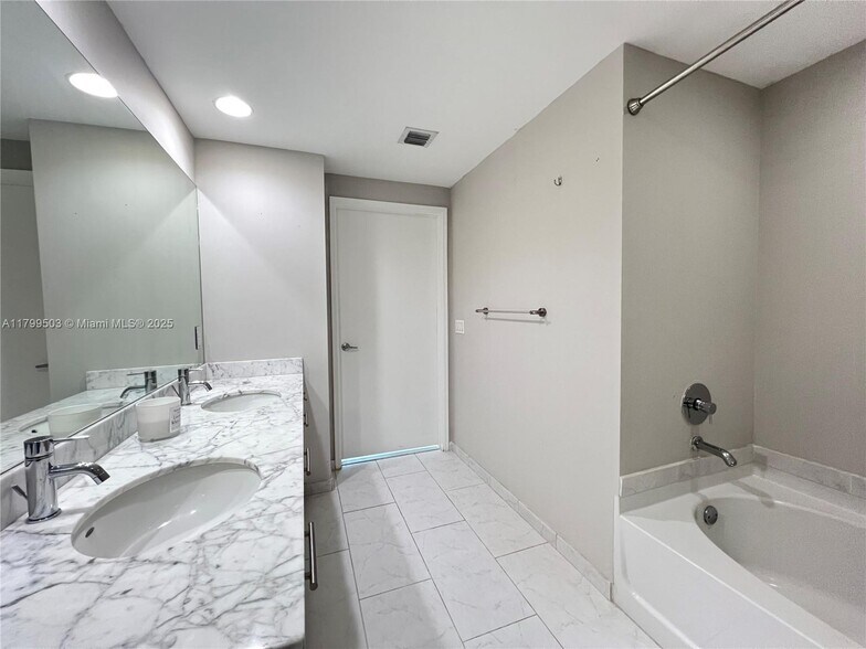 Building Photo - 950 Brickell Bay Dr