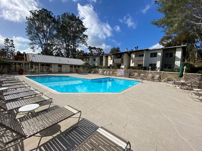 Building Photo - *Special* 1 Bedroom, 1 Bath Condo in Pacific Pines Community