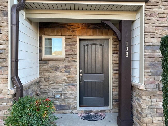 Building Photo - Immaculate Hillsborough Townhome