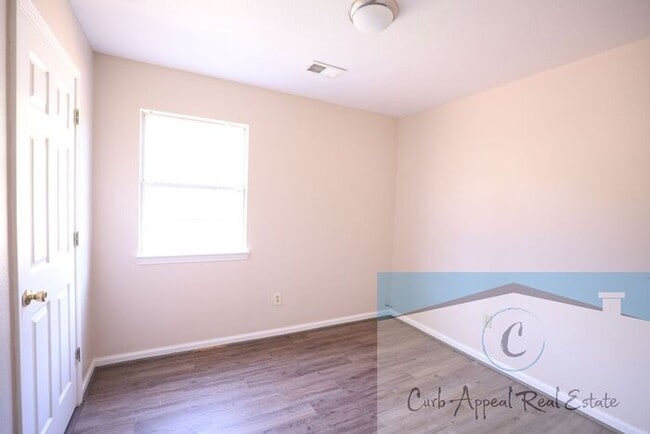 Building Photo - First month move in special $700!! Renovat...