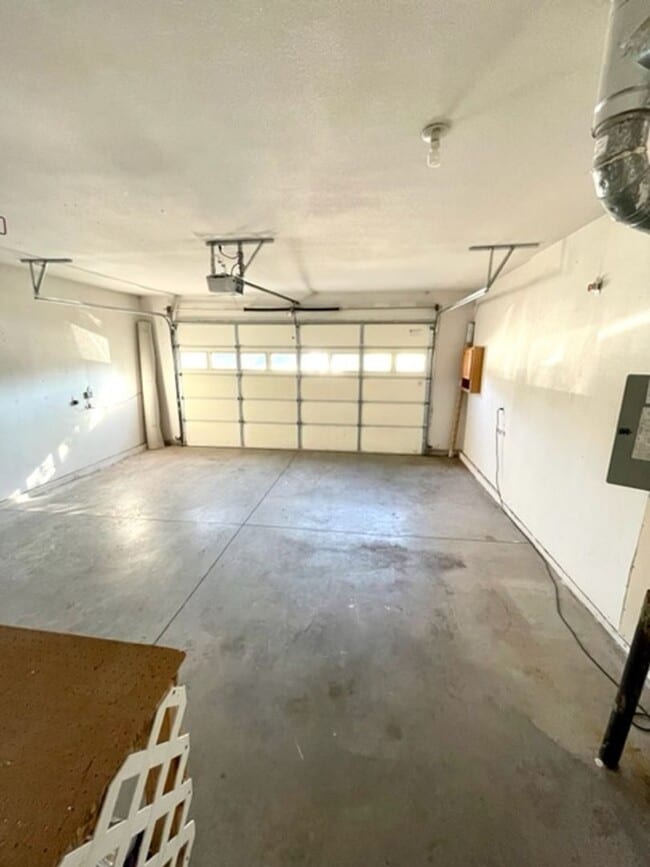 Building Photo - Single level home in NE Bend with great up...