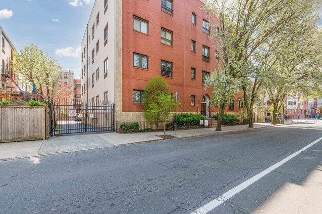 Building Photo - 476 Monmouth St