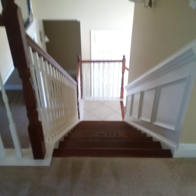 Building Photo - Beautiful 4 Bedroom 2 and 1/2 bath home in...