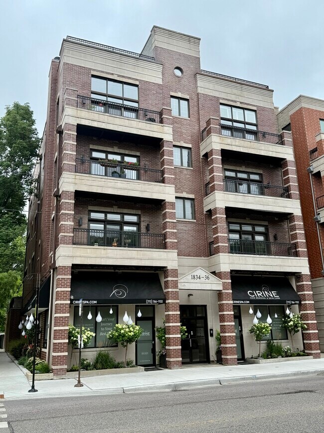 Building Photo - 1834 W Foster Ave
