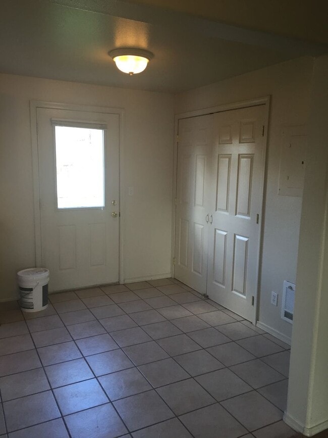 Building Photo - Conveniently Located 2 Bed/1.5 Bath Townhome in SW Redmond