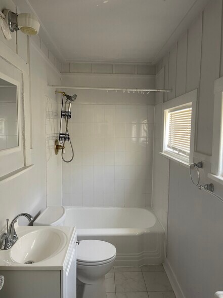 7400-5 Bathroom - 7400 Rhode Island Ave