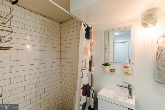 Building Photo - 4841 Larchwood Ave