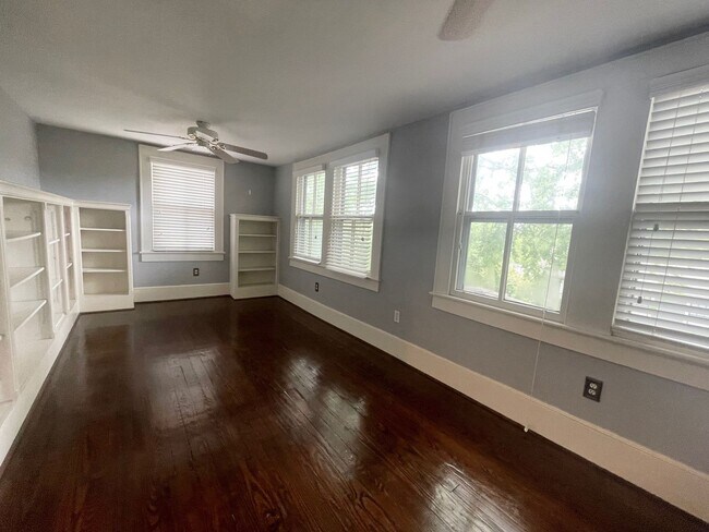 Building Photo - 3 Bedroom 2 1/2 Bath Updated Historic Home
