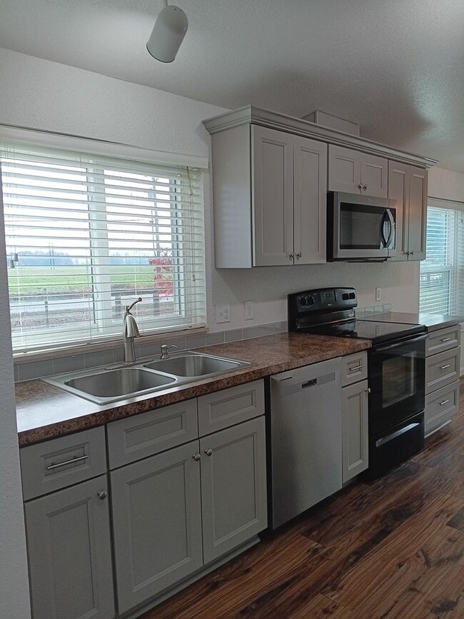 Building Photo - Country Living In The Independence Area Is...