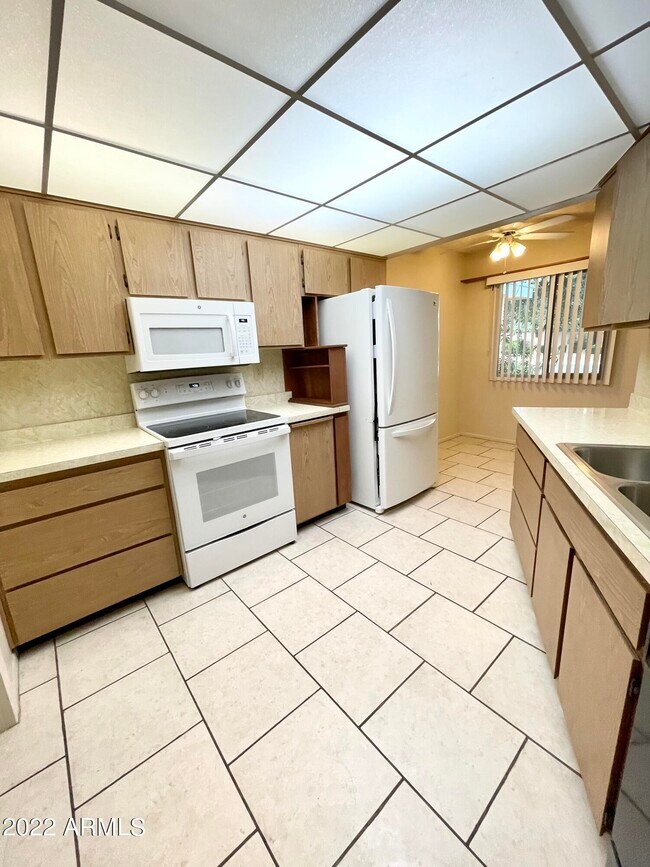Building Photo - 10867 W Emerald Dr