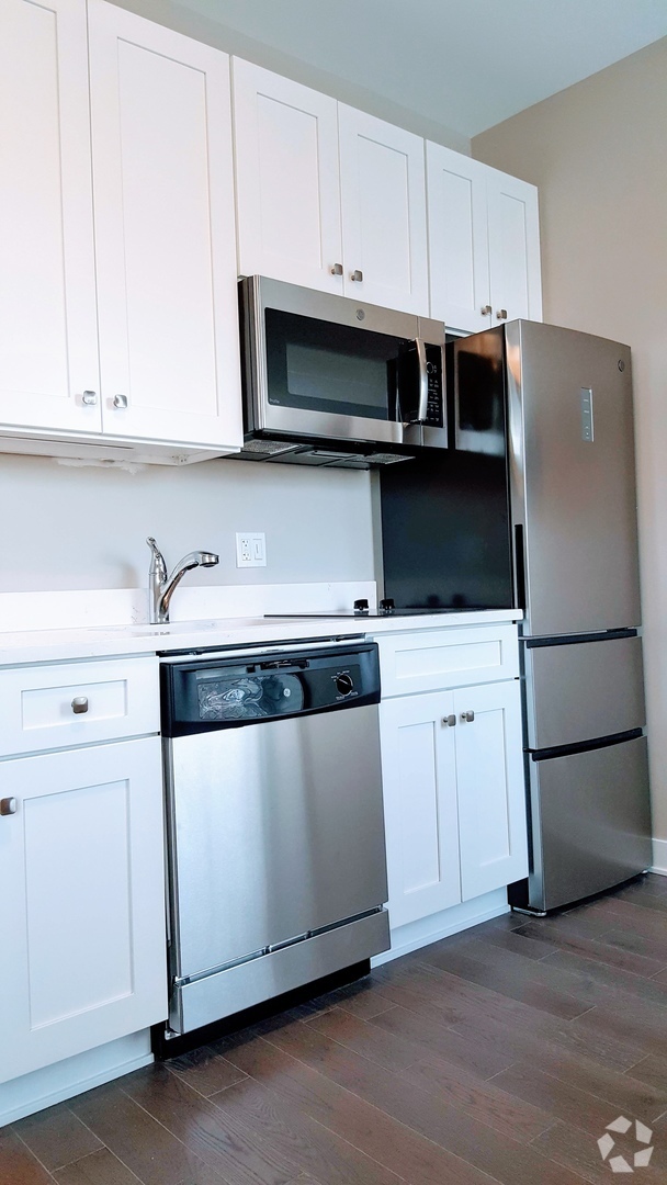 Building Photo - Contemporary studio in Lincoln Park