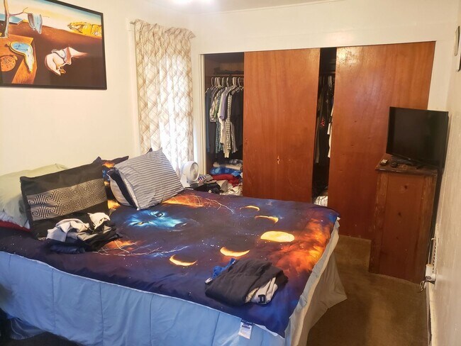 Building Photo - Inviting 2-Bedroom Home with Spacious Livi...