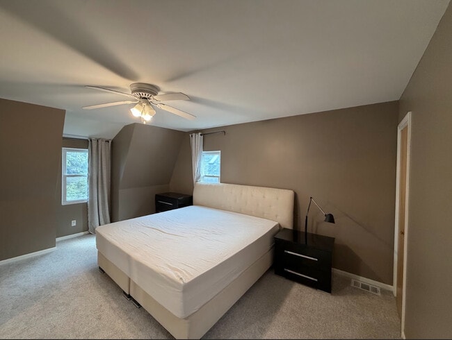 Building Photo - 5540 Fairview Ave