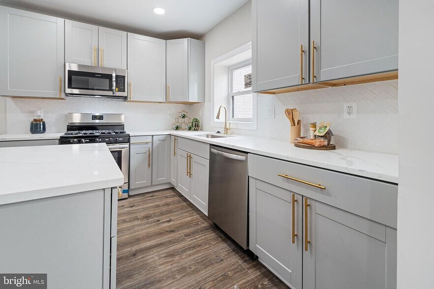 Building Photo - 202 Adams St NE