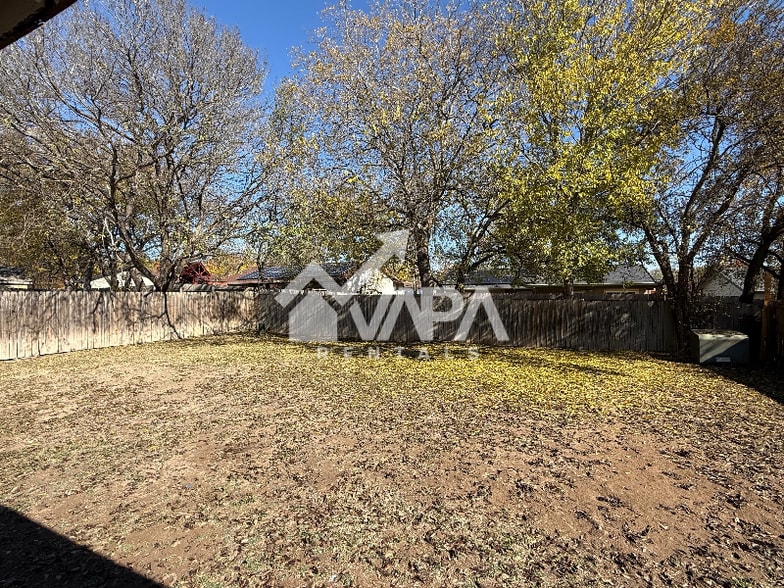 Building Photo - 826 Thrasher Dr