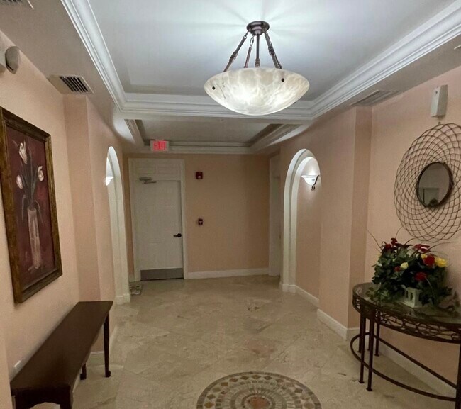 Private enclosed foyer to entrance of condo. - 1504 SW 50th St