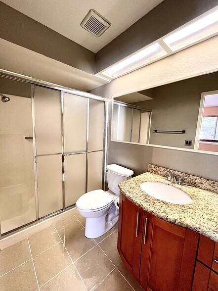 Building Photo - 2625 Oak Rd