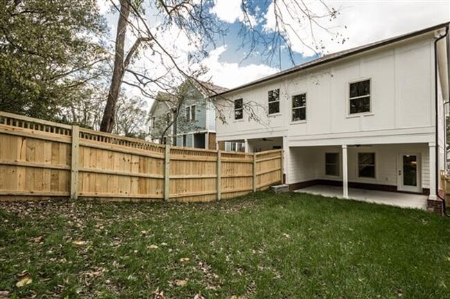 Building Photo - Huge East Nashville Home just steps to the...