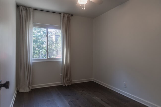 Building Photo - 1613 Valencia Way