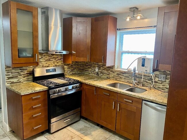 Building Photo - 2419 Briarlee Dr