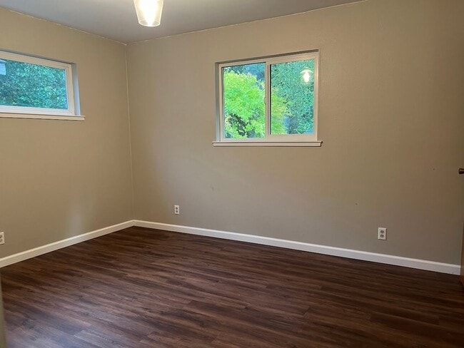 Building Photo - Conveniently located just moments from dow...