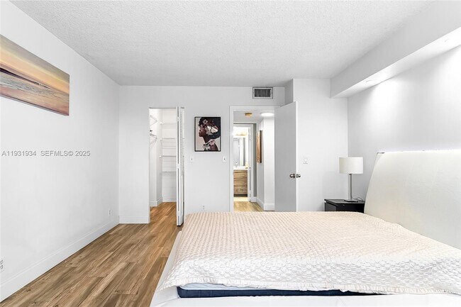 Building Photo - 400 Leslie Dr