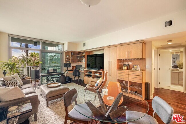 Building Photo - 13700 Marina Pointe Dr
