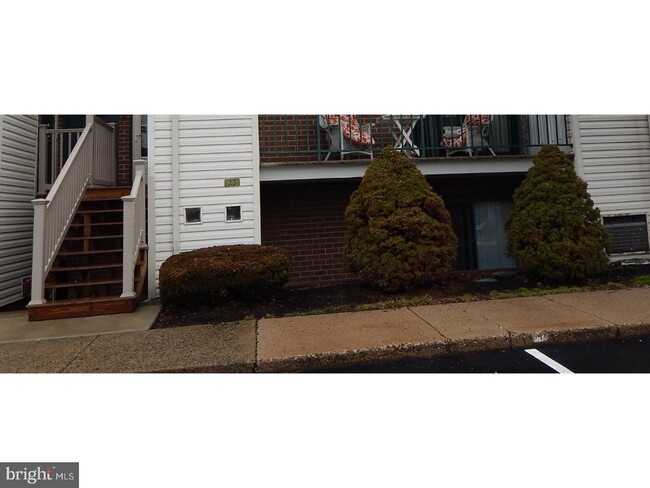 Building Photo - 3750 Clarendon Ave