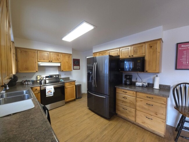 Building Photo - Fully Furnished Home