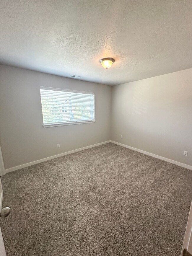 Building Photo - 4 bedroom/4 bathroom Home in Bluffdale