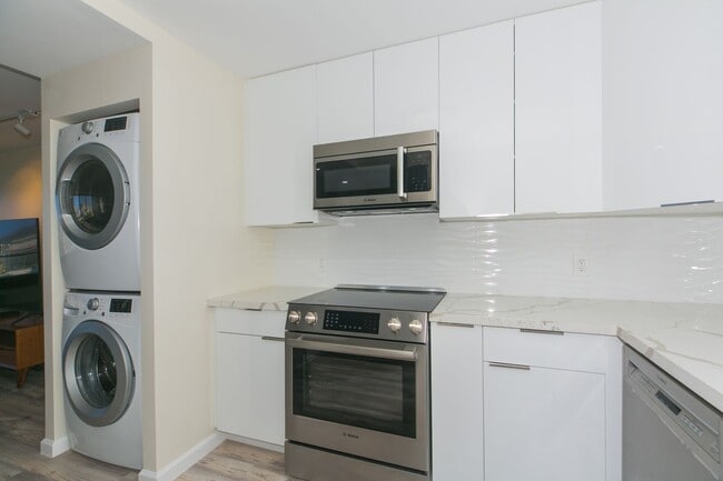 Building Photo - Canterbury Place - Fully renovated with hi...