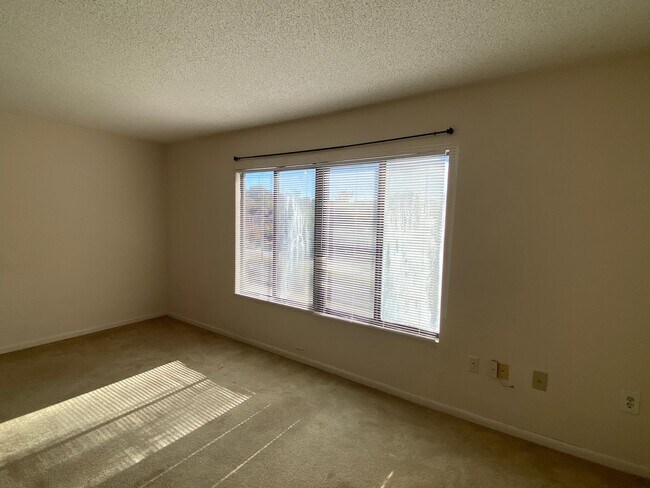 Building Photo - 1600 Park Cir